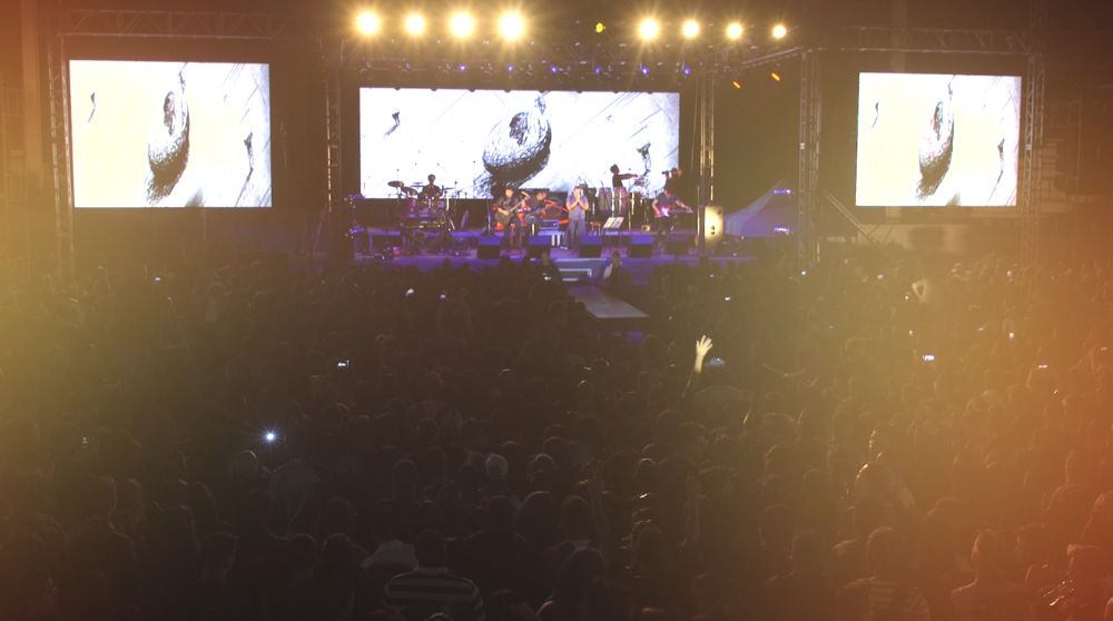 Concierto con público y pantallas