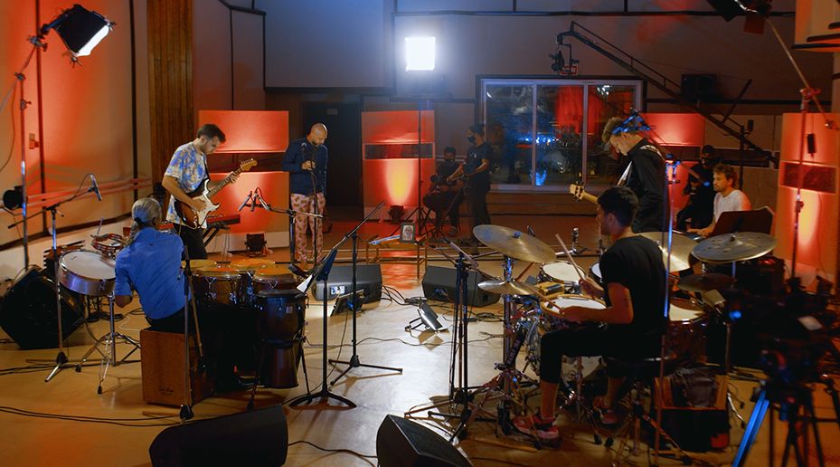 Banda tocando en un estudio iluminado