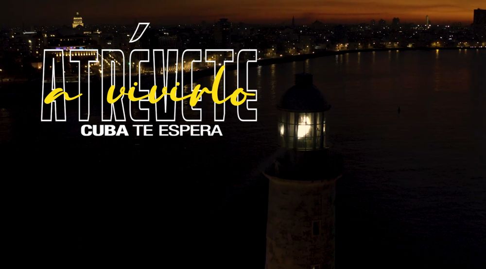 Faro de noche con el rótulo Atrévete a vivirlo